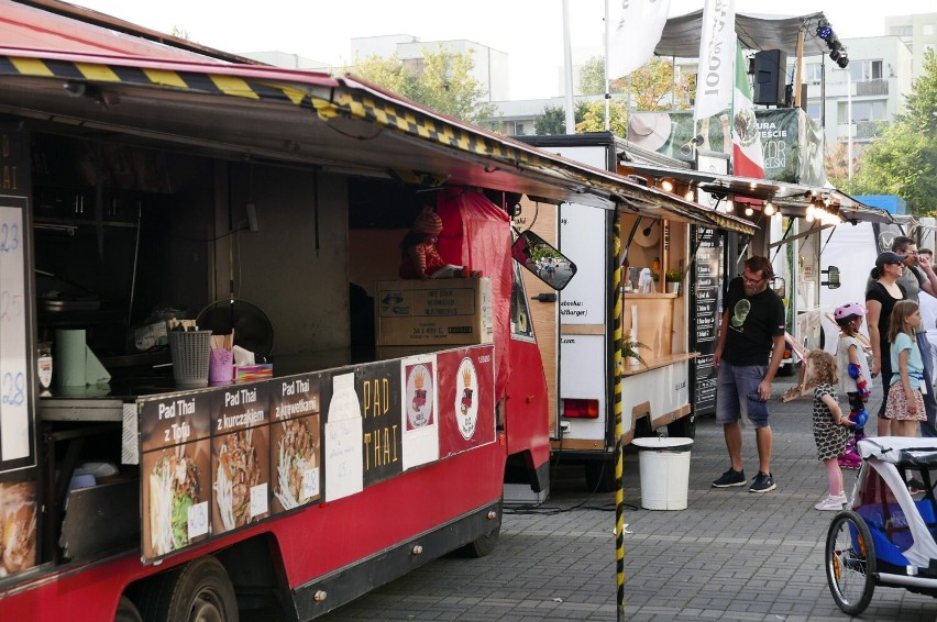 Ursynowski festiwal street food. Na zakończenie wakacji food trucki zaparkowały przy Urzędzie Dzielnicy 