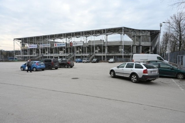 Parking przed stadionem piłkarskim  Suzuki Arena przy ulicy Ściegiennego w Kielcach na razie nie będzie płatny.  Termin wprowadzenie biletów został przesunięty na maj, po długim weekendzie.