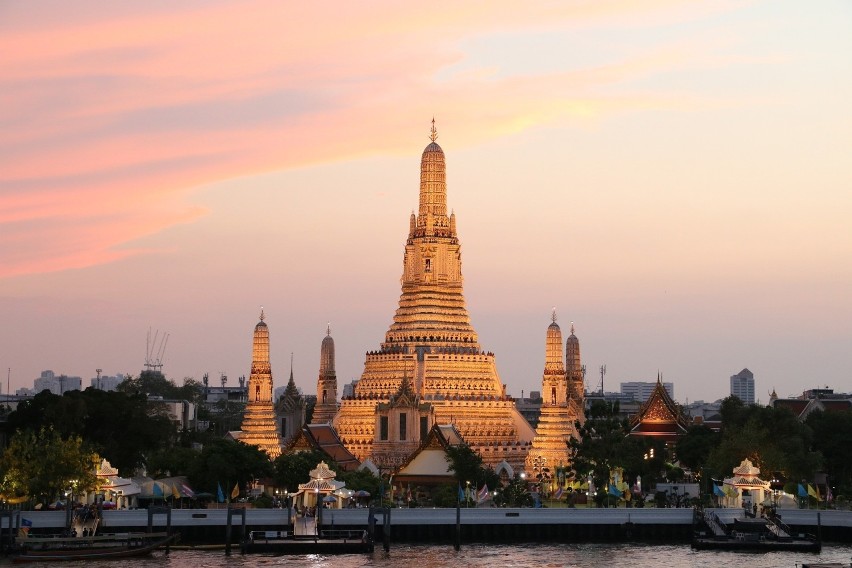 Świątynia Wat Arun to jedna z ikon Bangkoku, stolicy...