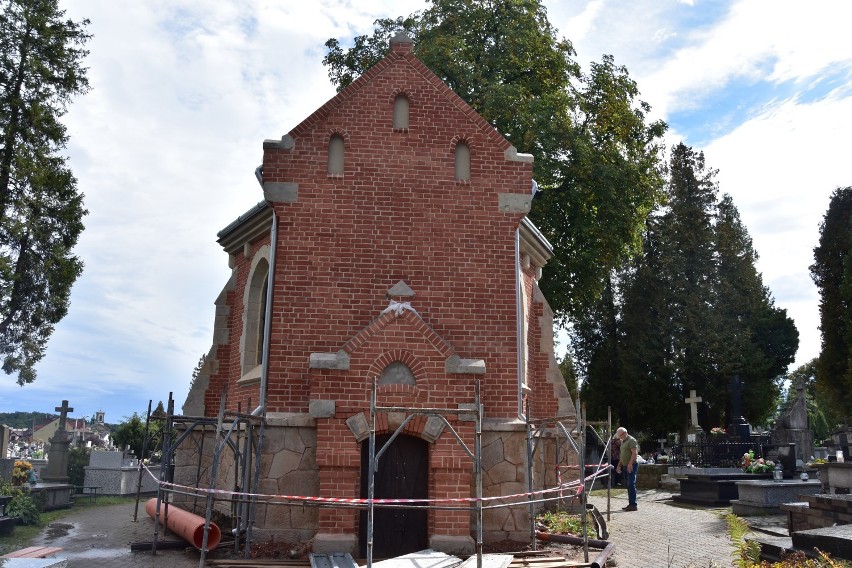 Gorlice. Trwa remont kaplicy Miłkowskich na cmentarzu parafialnym. To jeden z najpiękniejszych zabytków na tej nekropolii [ZDJĘCIA]