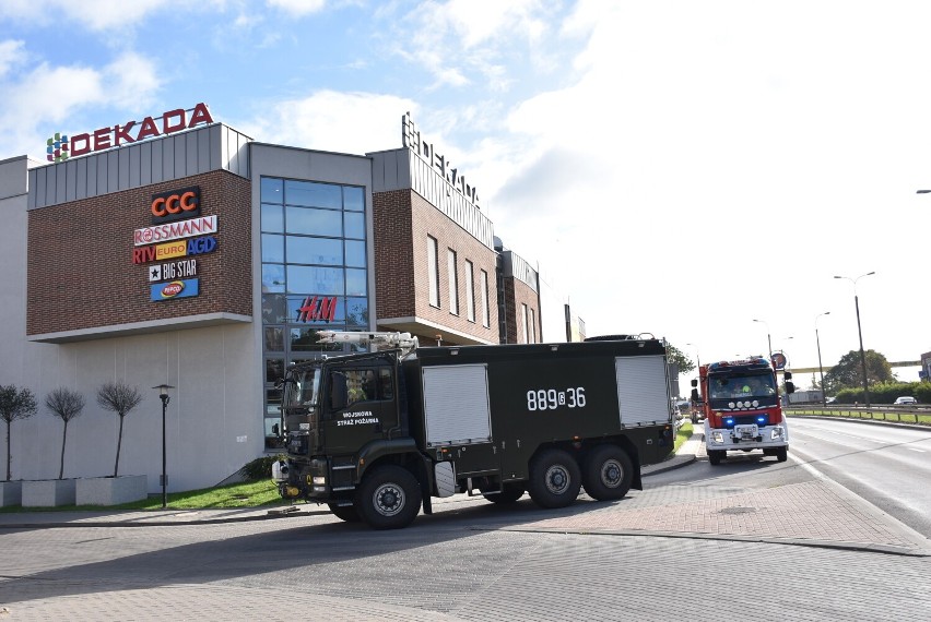 Malbork. Ćwiczenia straży pożarnej i innych służb w galerii Dekada. Pożar i wypadek z udziałem kilkunastu osób na parkingu podziemnym