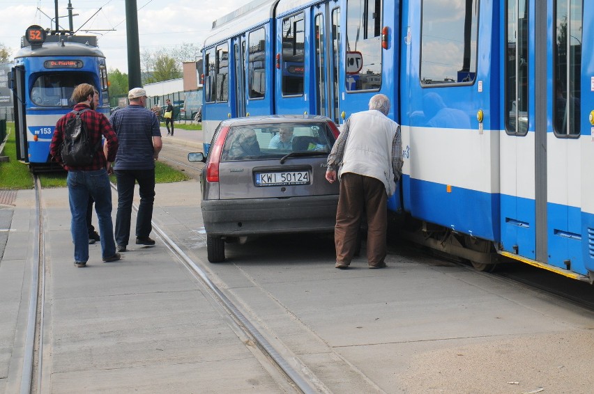 Kraków. Zderzenie osobówki z tramwajem na Ruczaju [ZDJĘCIA]