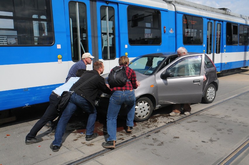 Kraków. Zderzenie osobówki z tramwajem na Ruczaju [ZDJĘCIA]