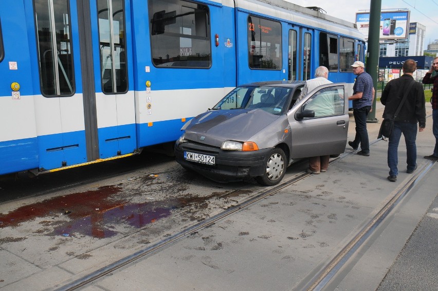 Kraków. Zderzenie osobówki z tramwajem na Ruczaju [ZDJĘCIA]