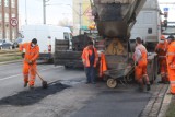 Utrudnienia w ruchu - Płock. Trwają naprawy dróg i wypełnianie ubytków w jezdniach na terenie miasta. Gdzie dokładnie?