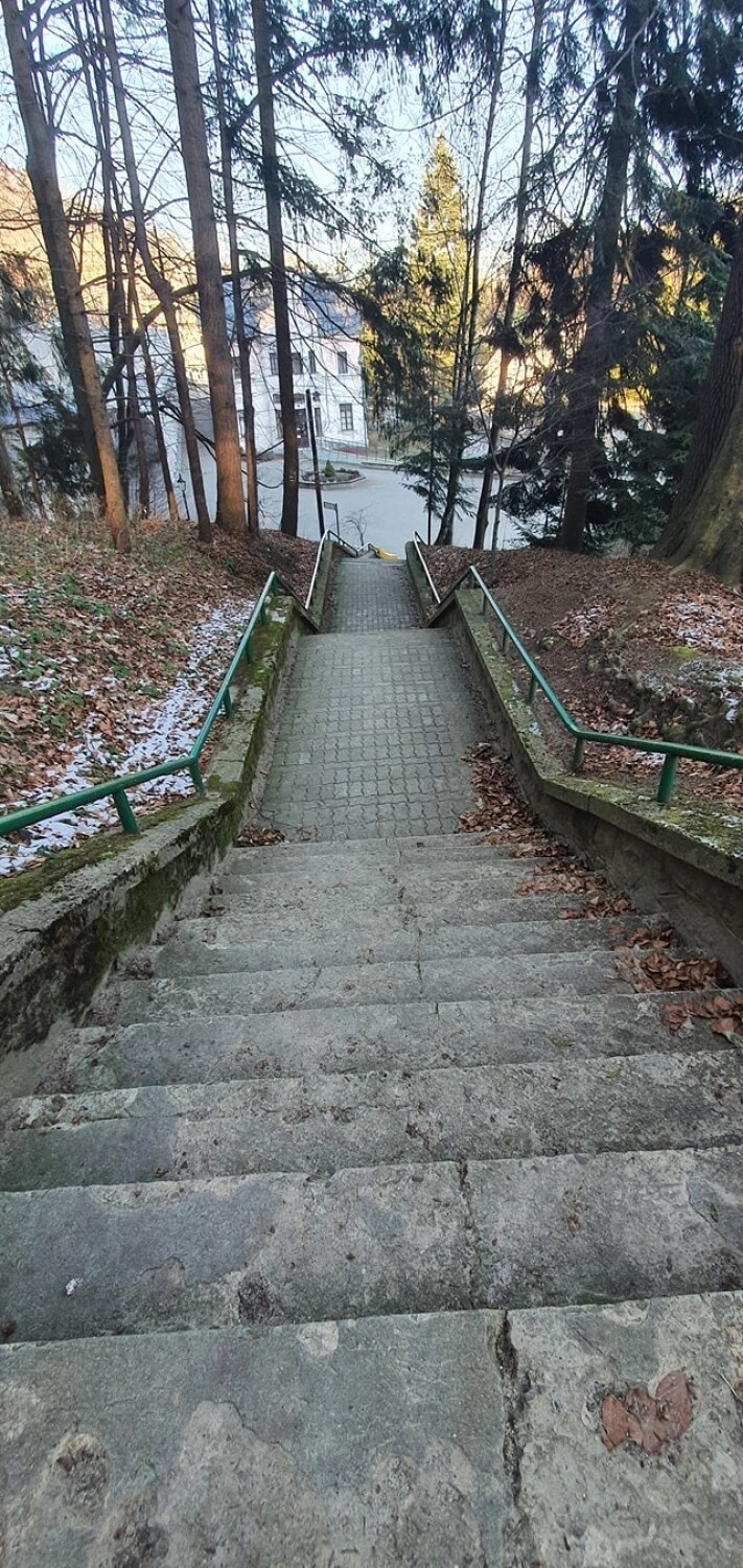 Popularny trakt spacerowy w Iwoniczu-Zdroju został przebudowany. Od pijalni do Excelsiora prowadzą nowe schody [ZDJĘCIA]