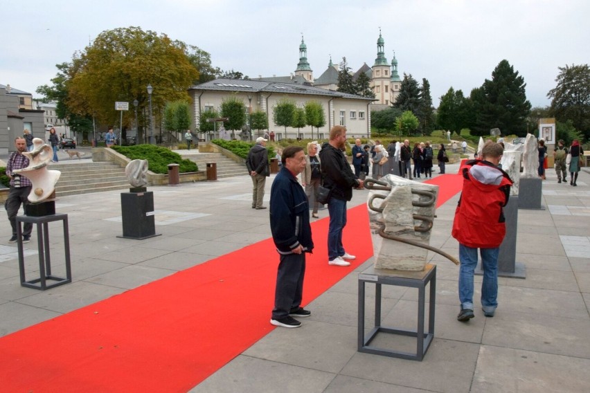 Wystawa rzeźb na placu Artystów w Kielcach. Był czerwony dywan i wielu gości. Zobacz zdjęcia i film