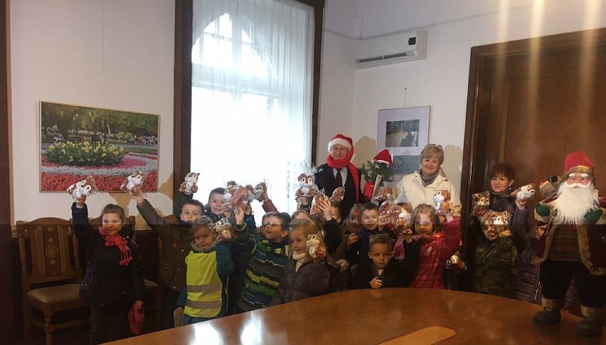 Dzieci od prezydenta Ryszarda Brejzy otrzymały pluszaki.