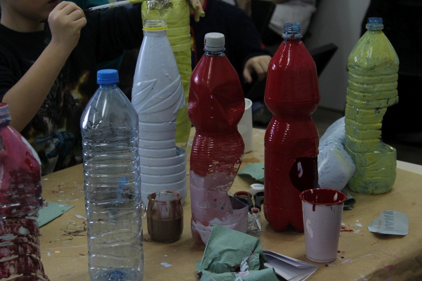 Dzieci wykonały karmniki z butelek w ramach feryjnych zajęć w wieluńskiej bibliotece[FOTO]