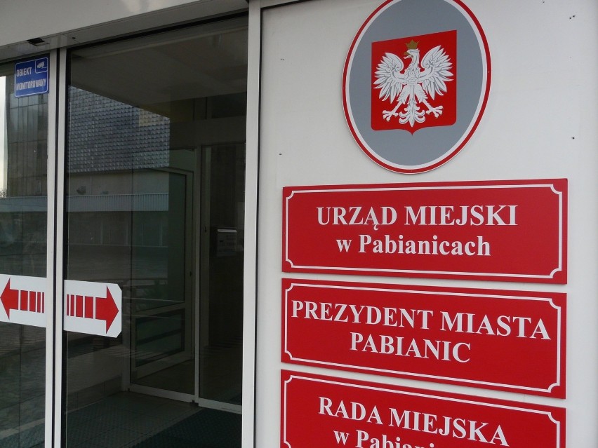 Limity petentów w budynkach Urzędu Miejskiego i Starostwa w Pabianicach. Urzędnicy na zdalnej 
