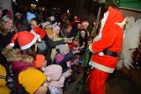 W Rawiczu czuć świąteczny klimat. Mikołaj z pomocnikami odwiedził dziś rawickie dzieci a na na rynku rozświetlono choinkę [ZDJĘCIA]