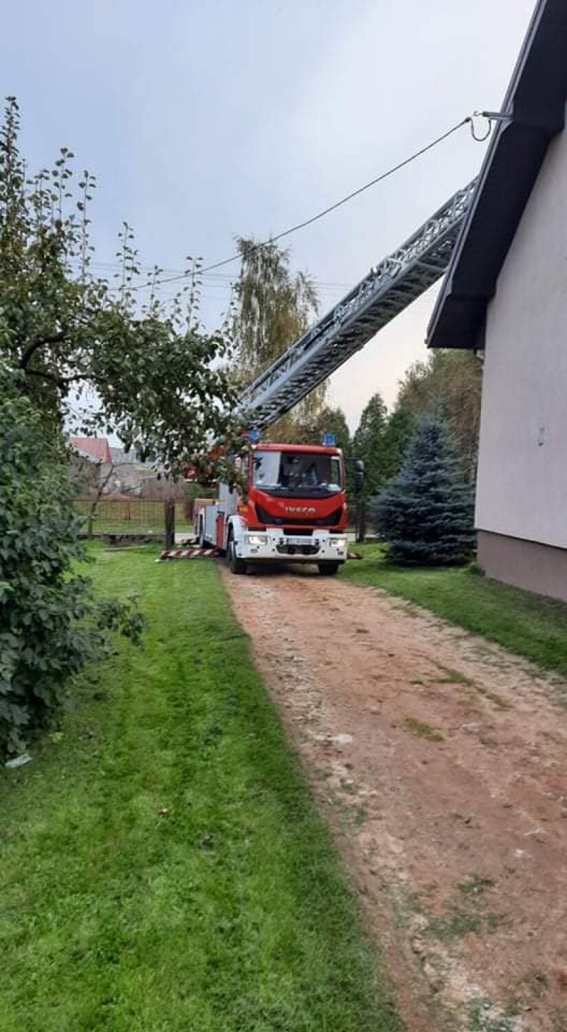 "Sezon" na pożary sadzy w kominach rozpoczęty. Strażacy gasili pożar w gminie Kobiele Wielkie