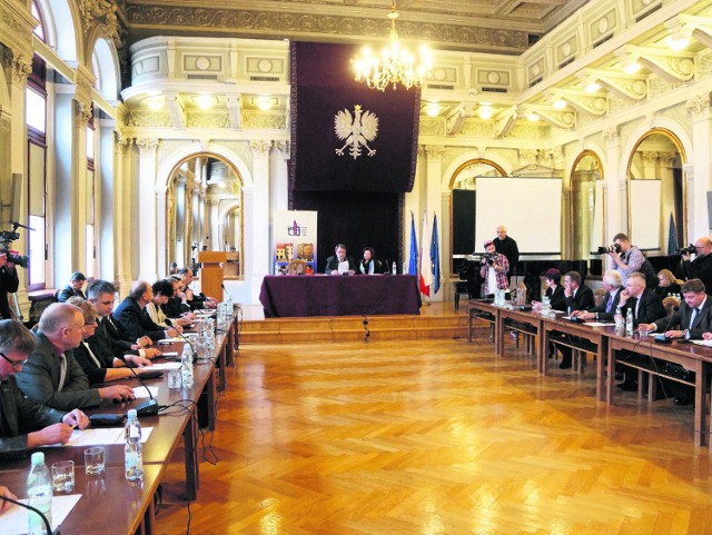 Na sali obrad rady miejskiej będzie w najbliższych miesiącach znacznie luźniej. Miejsca w niej straciło wczoraj 3 radnych PiS, 2 przedstawicieli PO, po jednym z SLD i "Tarnowian"