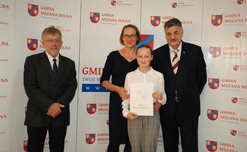 Gmina Mszana Dolna. Samorządowcy docenili uczniów za ich osiągniecia. Najzdoleniejsi otrzymali stypendia