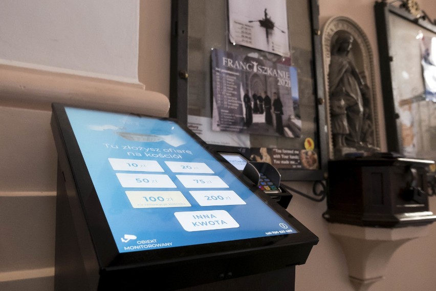Elektroniczna taca w kościele św. Anny w Warszawie. "Ofiaromat" pozwala wpłacać datki bezgotówkowo