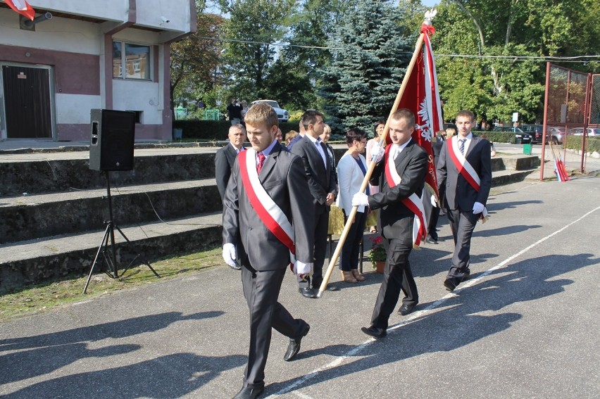 Ślubowanie uczniów klas pierwszych Zespołu Szkół Samochodowych i Budowlanych (FOTO)