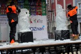 Tworzą lodowe rzeźby na rynku [zdjęcia]