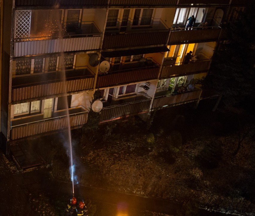 Strażacy gasili pożar na balkonie w Rydułtowach