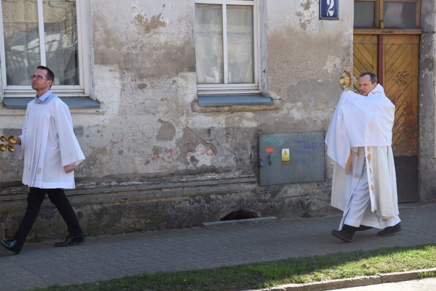 Księża z Najświętszym Sakramentem na ulicach Szczecinka [zdjęcia]