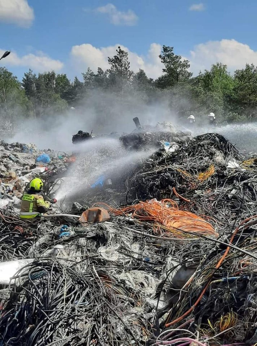 Pożar składowiska odpadów w Woli Łaskiej. W akcji kilkanaście wozów straży ZDJĘCIA