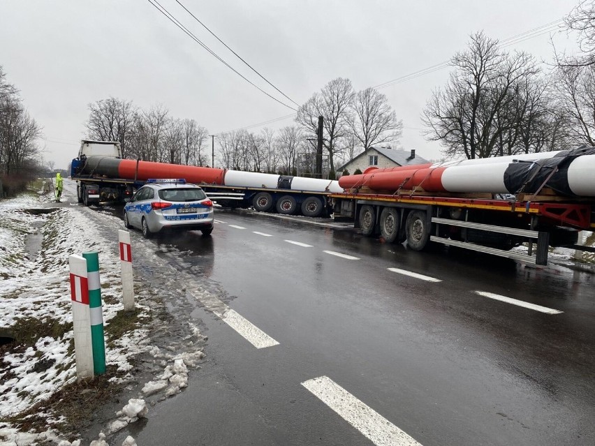 Ciężarówka z nietypowym ładunkiem blokowała drogę wojewódzką w Rososzy ZDJĘCIA