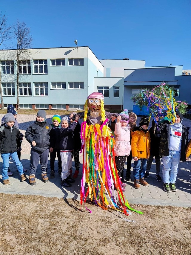 Z okazji pierwszego dnia wiosny na podopiecznych Publicznego Przedszkola numer 5 w Radomiu czekało wiele zabaw, a zwieńczeniem tego dnia był przemarsz z Marzanna przez osiedle.