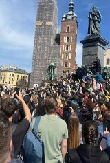Jared Leto w Krakowie zaskoczył fanów! Spontaniczny koncert na Rynku Głównym. Szok i tłumy ludzi. Zdjęcia od czytelników, film
