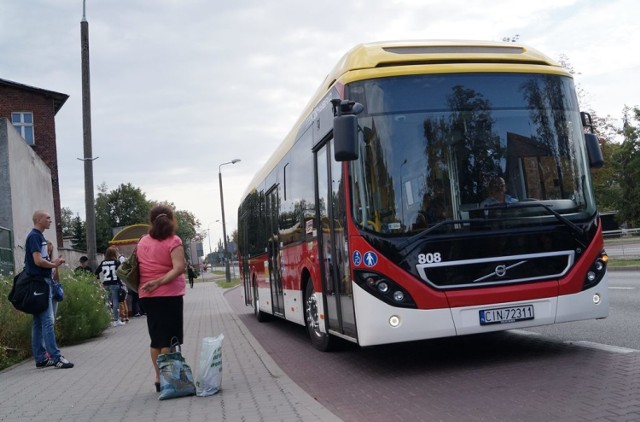 Na ulicach Inowrocławia pojawiło się dwanaście nowych autobusów. Mają napęd hybrydowy i elektryczny.