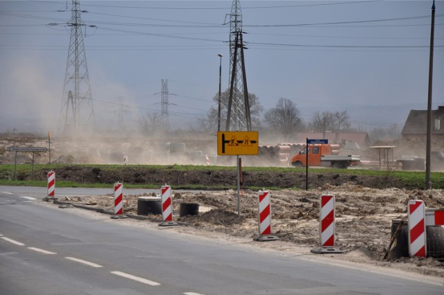 13.04.2015 krakow
nowa huta - okolica kopca wandy - ul. igolomska, ul. ptaszyckiego - budowa drogi s7 i polnocnej obwodnicy krakowa
n/z wiatr
fot. andrzej wisniewski / polskapresse / dziennik polski