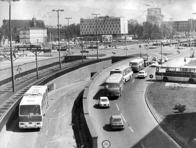 Hotel Panorama przy placu Dominikańskim zburzono w 1999 roku. Dziś w jego miejscu stoi Galeria Dominikańska