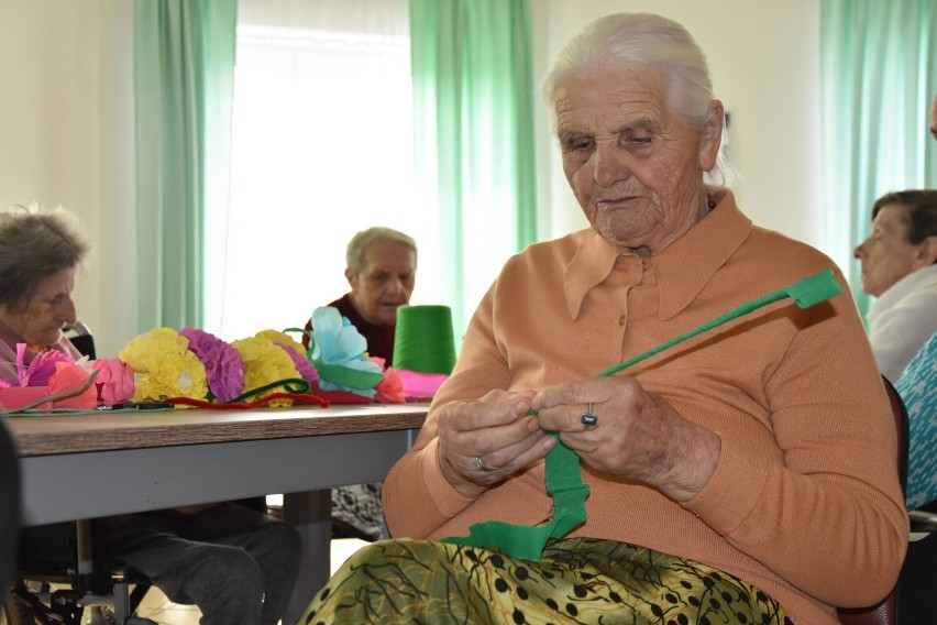 Mieszkańcy Domu Pomocy Społecznej w Sandomierzu nie mają czasu na nudę. Ich czas wypełniają ciekawe zajęcia. Zobacz zdjęcia