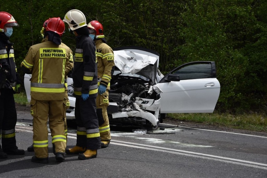 Zderzenie sportowego Mercedesa i Forda Focusa pod Bukowcem [ZDJĘCIA]