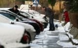 Bardzo wysokie mandaty za zaśnieżony samochód. Kierowcy wciąż lekceważą ten przepis. O czym musimy pamiętać zimą na drogach?