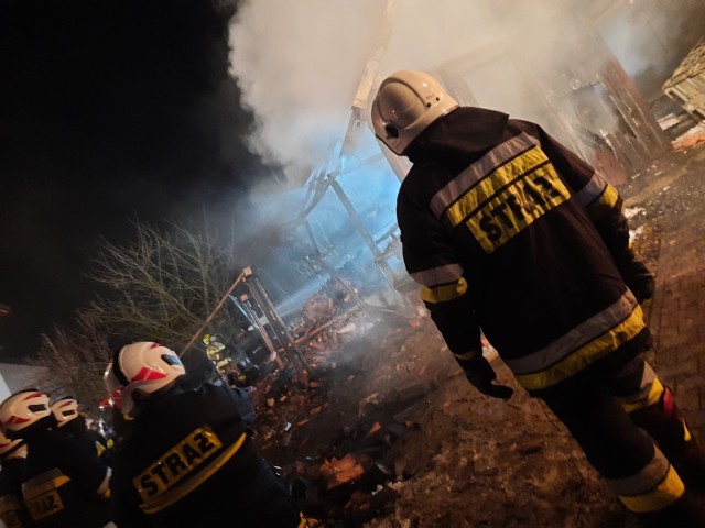 Pożar wybuchł we wtorek późnym wieczorem. W akcji uczestniczyli strażacy z kilku jednostek