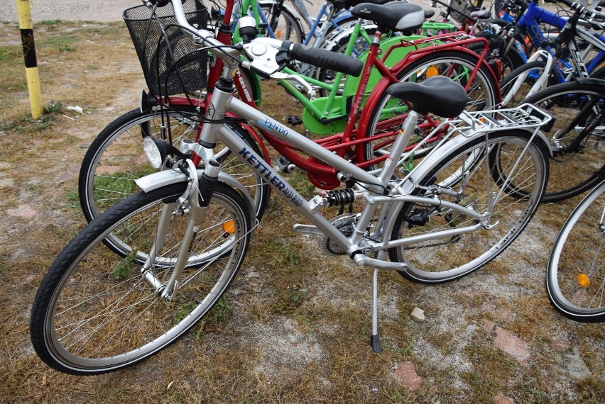 Duży wybór rowerów, hulajnóg i jeździków na giełdzie samochodowej na Załężu w Rzeszowie