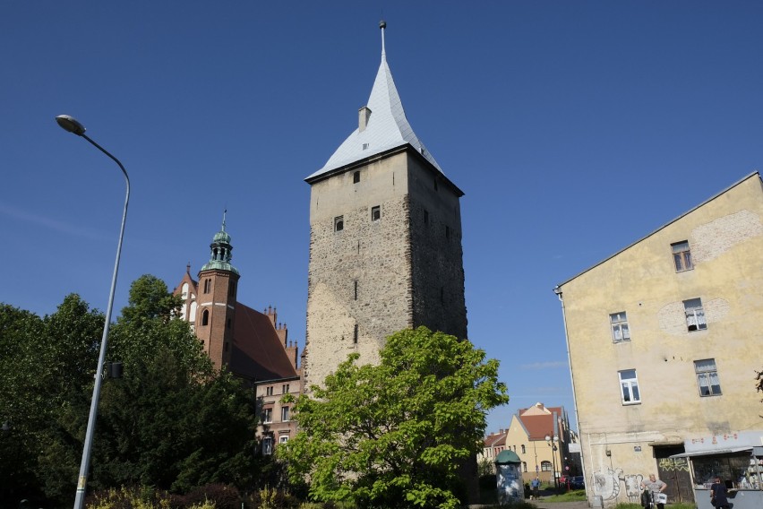 Wieża wartownicza w Żarach znajduje się koło kościoła pw....