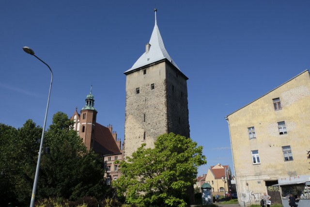 Wieża wartownicza w Żarach znajduje się koło kościoła pw. Najświętszego Serca Pana Jezusa przy placu Kardynała Wyszyńskiego. Aby ją zwiedzić, wystarczy pójść do pobliskiego muzeum po klucz.