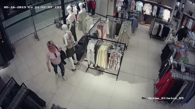 Ukradli ubrania o wartości ponad 500 złotych. Policja publikuje wizerunki mężczyzny i kobiety.