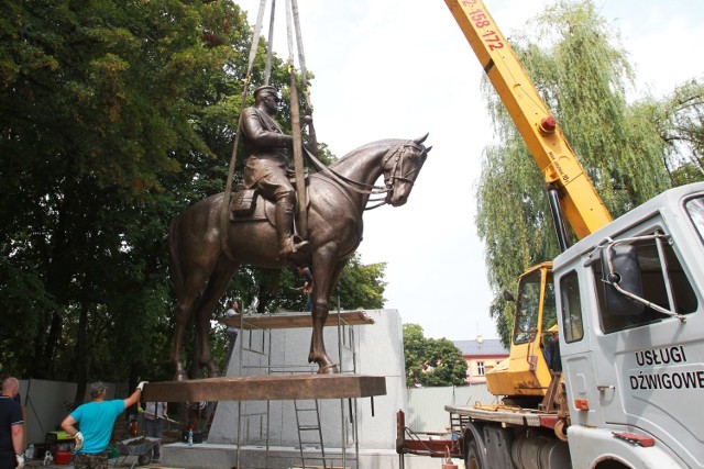 Dziś zakończyły się prace nad osadzaniem rzeźby Piłsudskiego na cokole. Oficjalne odsłonięcie będzie 11 listopada.

Monument ma aż 8 metrów wysokości, z czego sama rzeźba marszałka na koniu liczy sobie 4,8 m. Z racji na jej duży rozmiar, musiała być przewieziona do Rzeszowa w dwóch częściach.

 Autorem posągu jest krakowski artysta Władysław Dudek, który jest znany m. in. z wykonania rzeźby Jana Pawła II znajdującej się na Jasnej Górze. Ważący 2,5 tony marszałek wraz z wierzchowcem został wykonany z brązu.

Cały pomnik kosztował około 900 tys. zł. Fundatorami był Urząd Miasta Rzeszowa, marszałek województwa podkarpackiego oraz Komitet Budowy Pomnika Marszałka Józefa Piłsudskiego w Rzeszowie. Monument jest już całkowicie gotowy, plac wokół niego zostanie niebawem ukończony. 

Na oficjalne odsłonięcie rzeszowianie będą musieli nieco poczekać - te odbędzie się w Święto Niepodległości, 11 listopada. Taka rozbieżność między ukończeniem budowy a uroczystością wynika z tego, że komitet wraz z władzami miasta muszą jeszcze zaplanować przebieg ceremonii.

