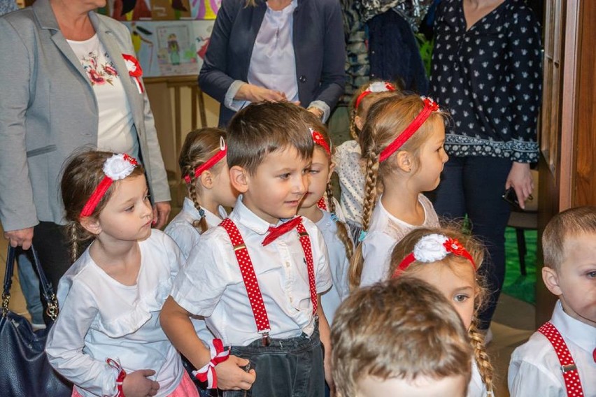 Przedszkolaki śpiewały hymn Polski w bibliotece 