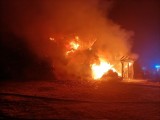 Pożar domu w Otowicach pod Bydgoszczą. Czy to było podpalenie? Budynek jest zniszczony, zawalił się dach [zdjęcia]