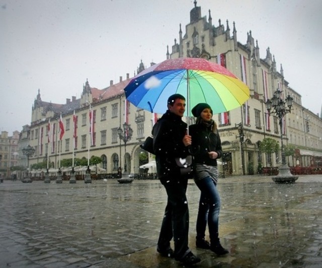 Temperatura: 5°C 
Opady: przelotne opady deszczu ze śniegiem
Zachmurzenie: duże
Wiatr: 8 m/s