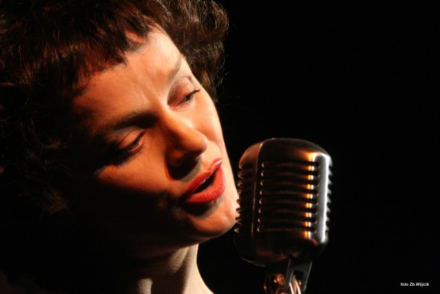 Marzena Wieczorek wciela się Piaf  na szczycie. W wykonaniu aktorki usłyszymy m.in. przebój „Hymn do miłości”.