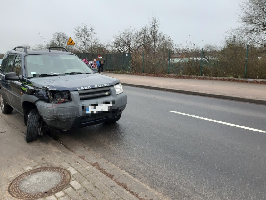 Poważna kolizja w Szczecinku. Auto wjechało w zaparkowany samochód [zdjęcia]