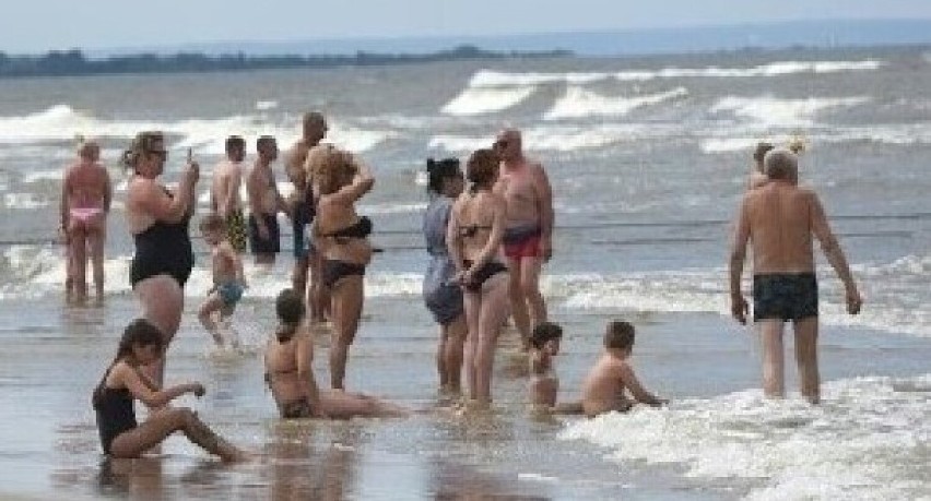 O krok od tragedii. W Piaskach dwie osoby oddaliły się od brzegu i zaczęło wciągać je morze!