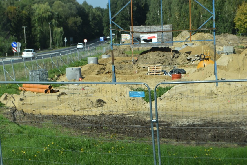 Koło Jerzmanowej stanie stacja Shell. Jest budowana przy DW...