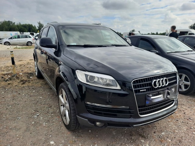 Audi Q7 z linii 2006/2007. Trzylitrowy silnik dieslowski TDI o mocy 285 KM. Na liczniku 275 tys. km, a w cenniku 41 tys. zł. Zaleta dodatkowa – może nim legalnie podróżować do 7 osób.