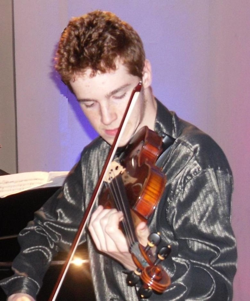 Mateusz Makuch gra na skrzypcach Jean Baptiste Vuillaume z...