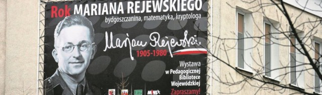 Jedyny w mieście ślad Roku Rejewskiego - baner na budynku  Pedagogicznej Biblioteki  Wojewódzkiej przy ul. M. Skłodowskiej-Curie