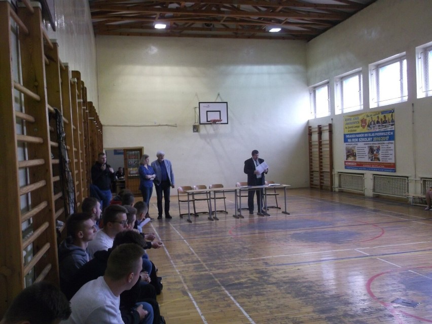 Taką małą salę gimnastyczną obecnie ma ZSZ w Oleśnie.